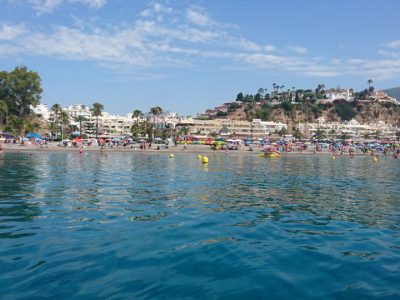 Bild över Nerja från det blå vattnet